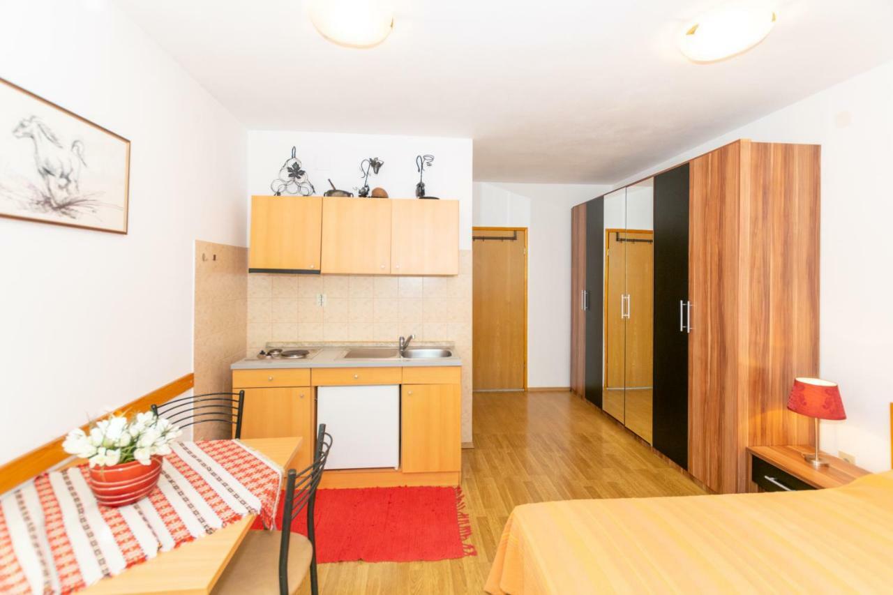 Apartments Mirjana Pula Exterior foto